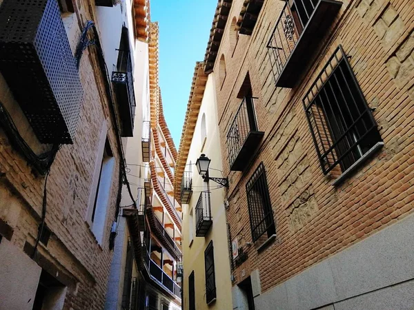Vista Inferior Una Calle Estrecha Toledo España — Foto de Stock
