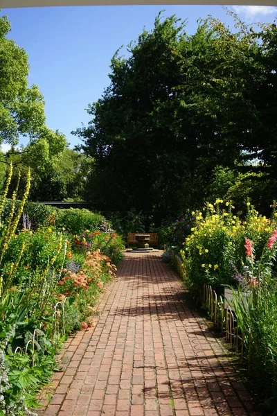 Eine Vertikale Aufnahme Eines Wunderschönen Parks Umgeben Von Bunten Blumen — Stockfoto