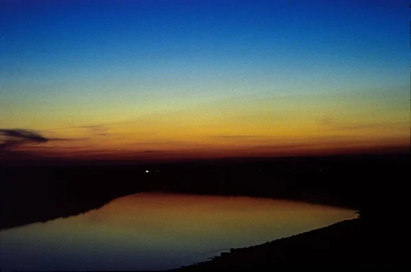 Високий Кутовий Знімок Озера Пейзажами Заходу Сонця Вечірньому Небі — стокове фото