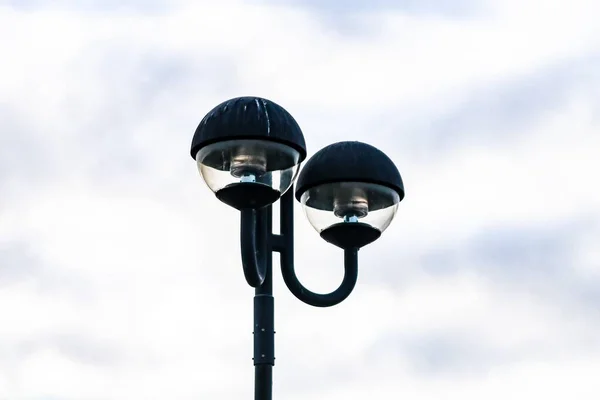 Een Lage Hoek Opname Van Een Straat Ontsteken Met Een — Stockfoto