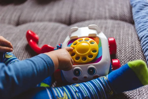 Uma Criança Bonita Brincando Com Telefone Brinquedo Treinador — Fotografia de Stock