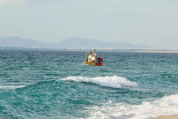 Beautiful Shot Fishing Trawler Ship Ocean Big Waves — Stock Photo, Image