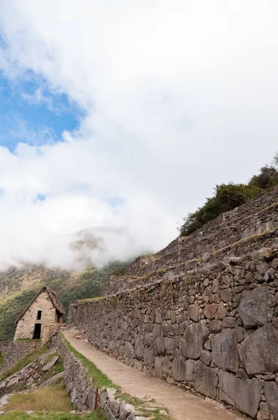 Egy Függőleges Lövés Machu Picchu Borítja Felhők Egy Napsütéses Napon — Stock Fotó