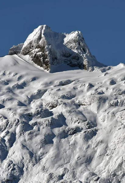 Μια Κάθετη Λήψη Χαμηλής Γωνίας Χιονισμένων Βουνών Και Βράχων — Φωτογραφία Αρχείου