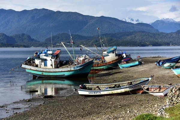 Barcos estacionados na margem do lago com montanhas no fundo — Fotografia de Stock