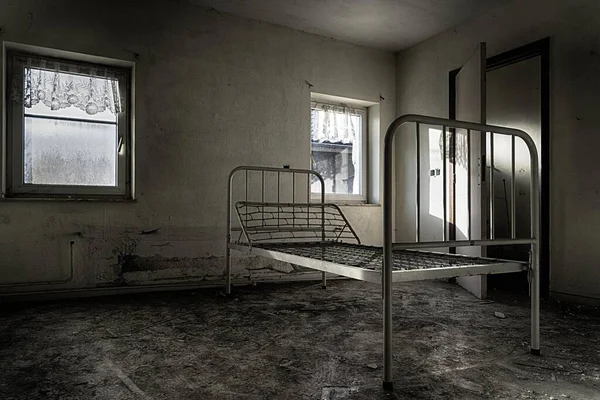 Драматичний Знімок Покинутої Язниці Розбитим Ліжком Завішеними Вікнами — стокове фото