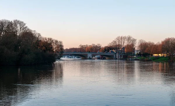 Widok Wzdłuż Rzeki Kierunku Starego Mostu — Zdjęcie stockowe