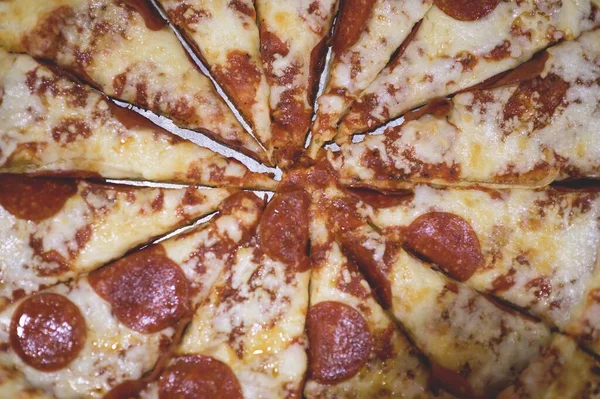 Een Close Shot Van Smakelijke Pepperoni Pizza Plakjes — Stockfoto