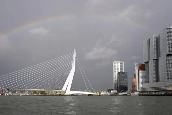Puente Blanco Con Una Ciudad Moderna Arco Iris Rotterdam Países — Foto de Stock
