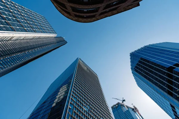 Tiro Ângulo Baixo Dos Edifícios Vidro Modernos Arranha Céus Dia — Fotografia de Stock