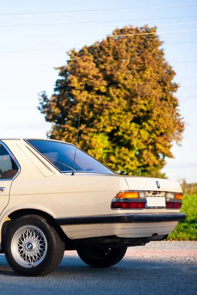 Mise Point Sélective Coffre Une Voiture Blanche Avec Arrière Plan — Photo