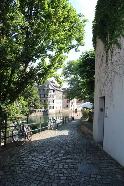 Eine Vertikale Aufnahme Einer Kopfsteinpflasterstraße Fluss Straßburg Frankreich — Stockfoto