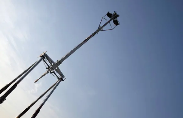 Låg vinkel skott av en karusell högt upp i himlen — Stockfoto