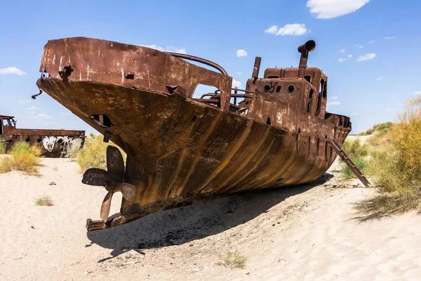 Barco Destrozado Oxidado Aislado Arena Muynak Uzbekistán — Foto de Stock