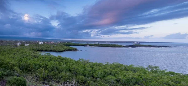 Panoramabild av ett hav och vackra moln i Puerto Ayora, Santa Cruz Island, Galapagos, Ecuador — Stockfoto