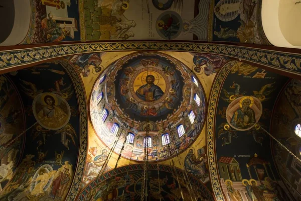 Nízký Pohled Náboženské Umění Stropě Kostela Obklopeného Okny Lampami — Stock fotografie