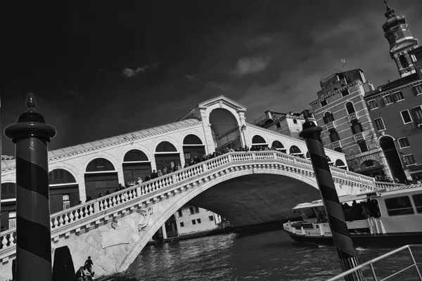 Venedig Italien Februar 2019 Eine Graustufenaufnahme Der Berühmten Rialtobrücke Venedig — Stockfoto