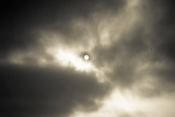 Una Vista Fascinante Luna Llena Una Noche Nublada — Foto de Stock