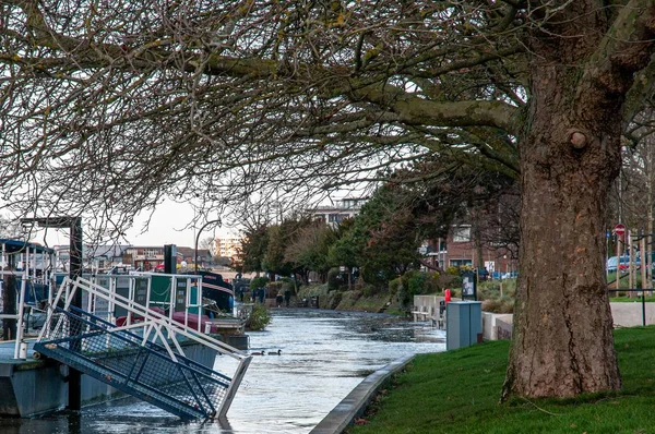 Wysoka woda na Tamizie w Kingston-upon-Thames, grudzień 2019 — Zdjęcie stockowe