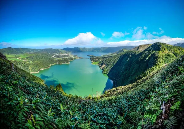 Una Vista Ipnotizzante Sul Lago Circondato Montagne Ricoperte Verde Sotto — Foto Stock