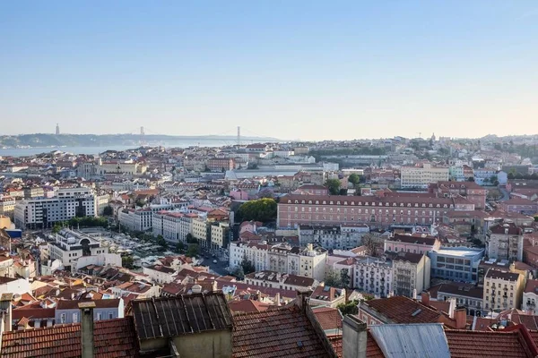 Аэрофото Лиссабона, покрытого зданиями с морем на заднем плане в Португалии — стоковое фото