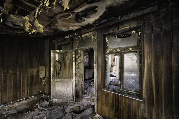 Tiro Interior Edifício Destruído Abandonado Com Paredes Queimadas Portas Desgastadas — Fotografia de Stock