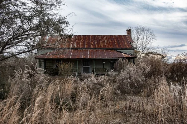 Een Oud Huis Omringd Door Droog Gras Een Landelijke Omgeving — Stockfoto