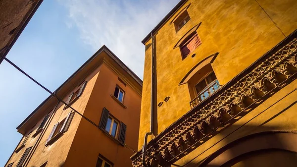 Een Lage Hoek Van Oranje Gebouwen Met Ramen Italië — Stockfoto