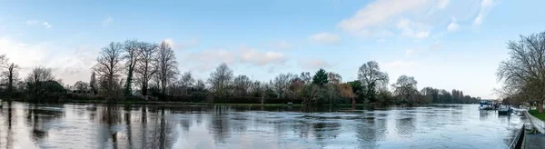 Panorama River Reflections Water Riverbank Silhouetted Blue Sky — ストック写真