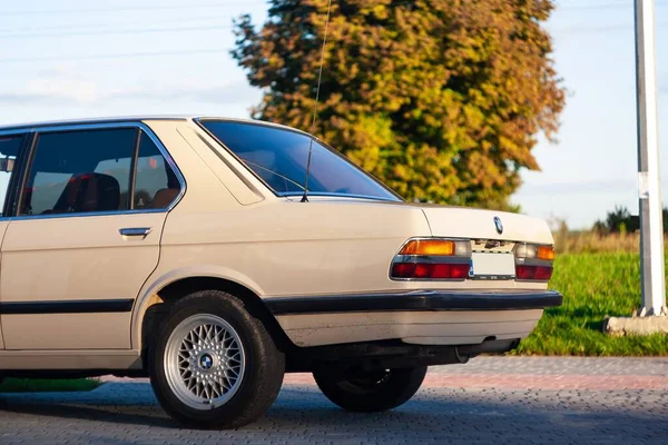 Mise Point Sélective Coffre Une Voiture Blanche Avec Arrière Plan — Photo