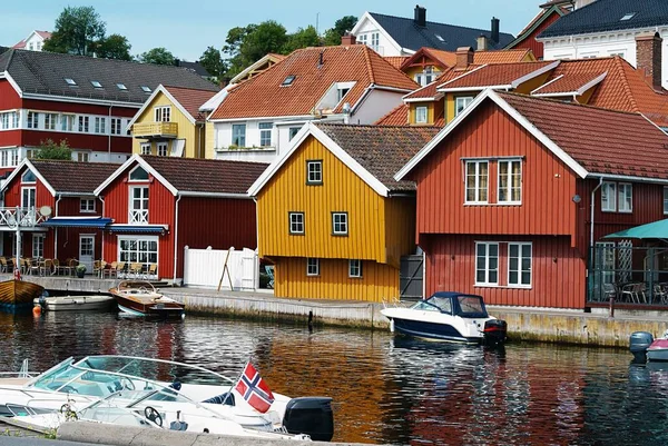 Tiro Closeup Das Casas Pelo Rio Kragero Telemark Noruega Com — Fotografia de Stock