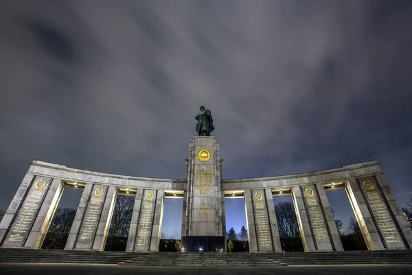 Низкоугольный снимок мемориала советской войны в Тиргартене, Берлин под захватывающим небом — стоковое фото