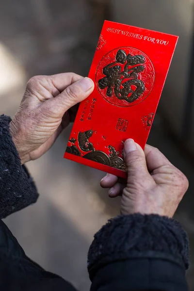 Eine Vertikale Hochwinkelaufnahme Einer Chinesin Mit Einem Traditionellen Roten Umschlag — Stockfoto