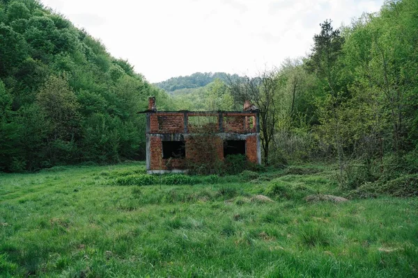 Een Lage Hoek Opname Van Een Oud Baksteen Gebouw Het — Stockfoto