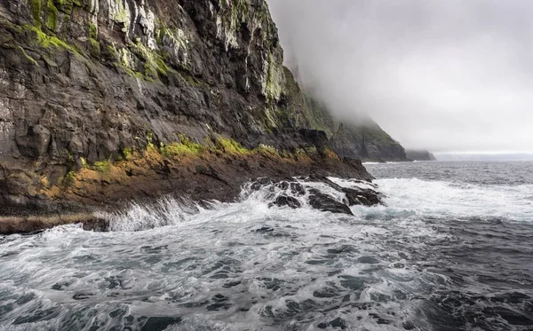 Lugn Ocean Framför Ett Stenigt Berg Dystra Moln — Stockfoto