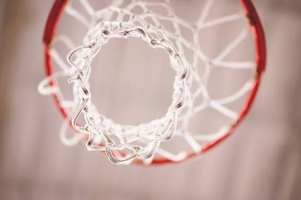 Een Close Lage Hoek Shot Van Basketbal Net Het Basketbalveld — Stockfoto