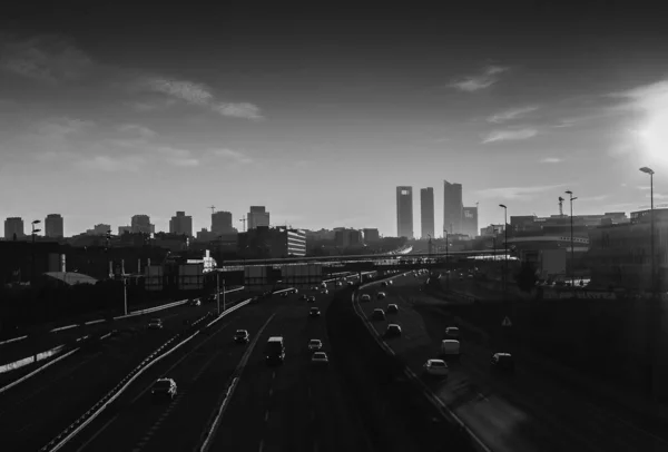 Alto ângulo greyscale tiro de uma estrada com muitos carros em Madrid, Espanha — Fotografia de Stock