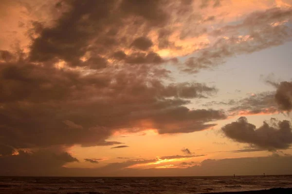 Όμορφος Συννεφιασμένος Ουρανός Κατά Διάρκεια Του Ηλιοβασιλέματος Στον Ωκεανό — Φωτογραφία Αρχείου