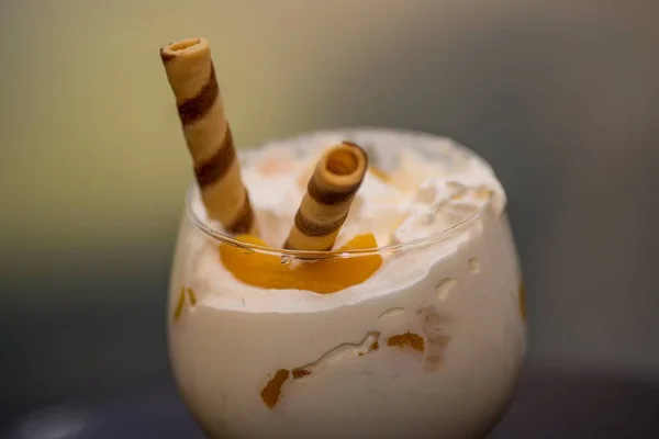 Gros Plan Verre Milkshake Sous Les Lumières Avec Fond Flou — Photo