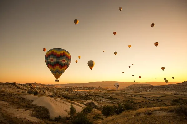 Conjunto Globos Colores Volando Sobre Suelo Capadocia Turquía — Foto de Stock