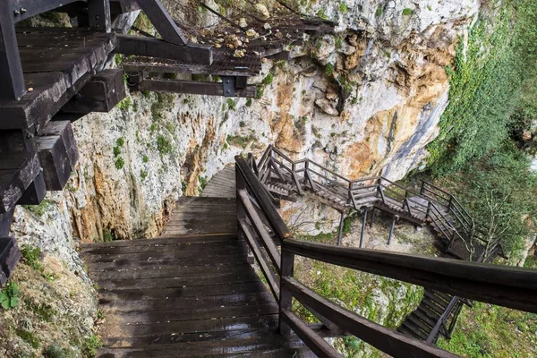 Holztreppe umgeben von grünen Felsen im Sonnenlicht im Nationalpark Krka — Stockfoto