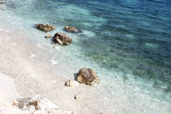 Schöne Aufnahme einer Küste mit klarem, blauem Wasser im Piso Livadi Resort auf der griechischen Insel Paros — Stockfoto