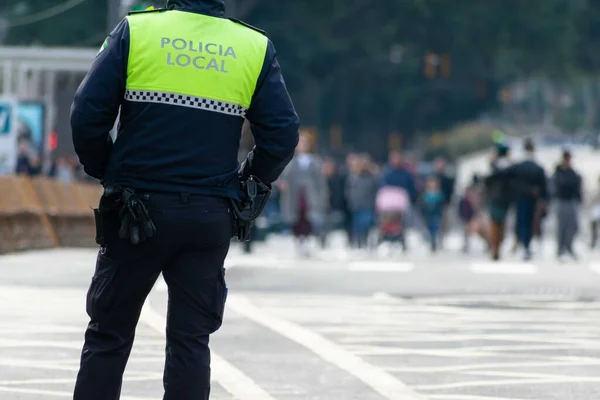 Zbliżenie policjanta z napisem "lokalna policja" na mundurze po hiszpańsku — Zdjęcie stockowe