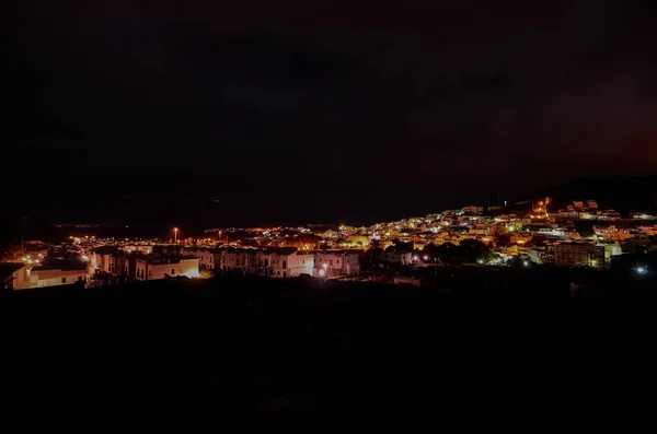 Vacker utsikt över ljus i kanariefåglar i Spanien med en mörk natthimmel i bakgrunden — Stockfoto
