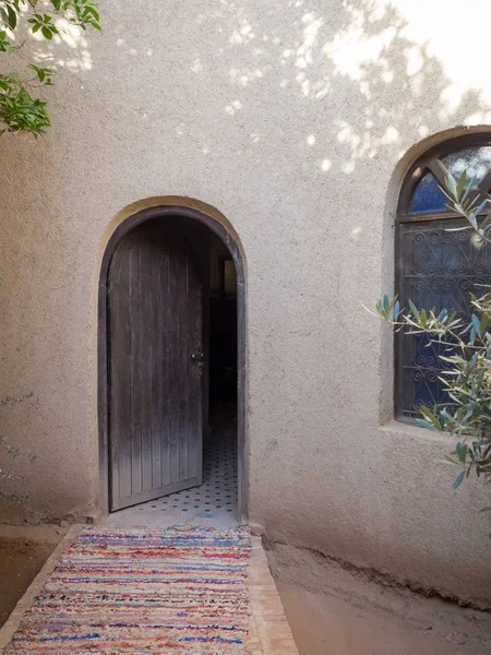 Imagem vertical da entrada de uma antiga casa no deserto do Saara em Marrocos — Fotografia de Stock