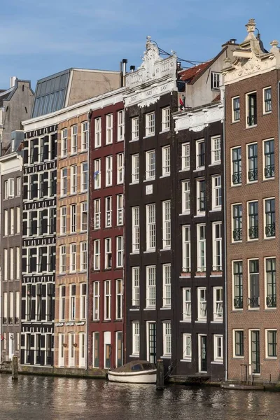 Чудовий знімок барвистих будинків в Амстердамі (Нідерланди). — стокове фото