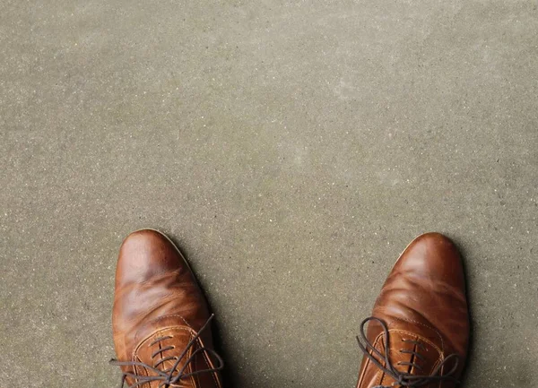 Foto superior de los zapatos de cuero de una persona. — Foto de Stock