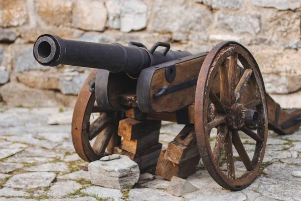 Close-up shot van een kleine metalen canon op de grond — Stockfoto