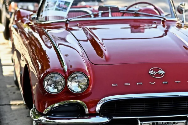 Dowers Grove Сша Jun 2019 Старий Червоний Автомобіль Corvette Парковці — стокове фото