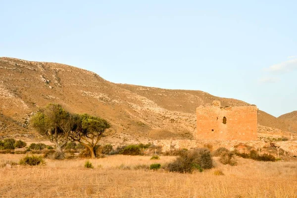 Belo tiro de uma colina marrom de ilhas canárias em espanha com um céu azul claro no fundo — Fotografia de Stock